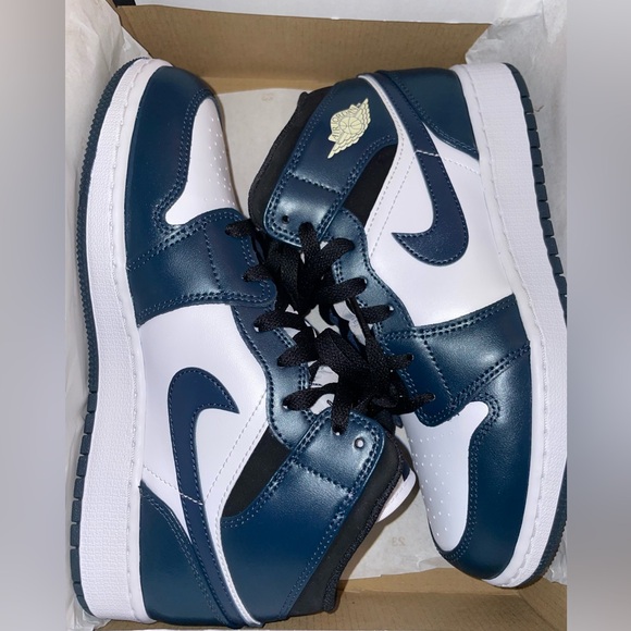 Air Jordan 1 MID (GS) Size- 6.5 - Picture 1 of 6